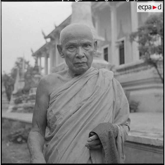 Samdach Ung Srey, le chef vénéré de l'ordre thomayout, posant à l'extérieur devant la pagode Wat Botum à Phnom Penh. [description provisoire]
