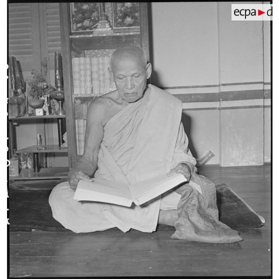Le samdach Ung Srey, chef vénéré de l'ordre Thomayout, lit la Révélation de Bouddha. [description provisoire]
