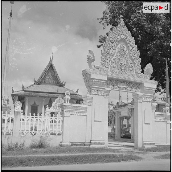 Entrée de la pagode Saravan Techo à Phnom Penh. [description provisoire]