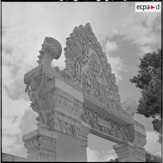 Fronton de l'entrée de la pagode Saravan Techo. [description provisoire]