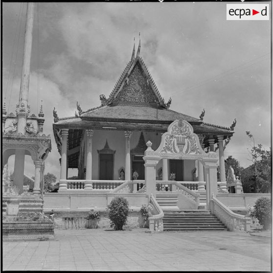 Entrée du wat Saravan Techo à Phnom Penh. [description provisoire]
