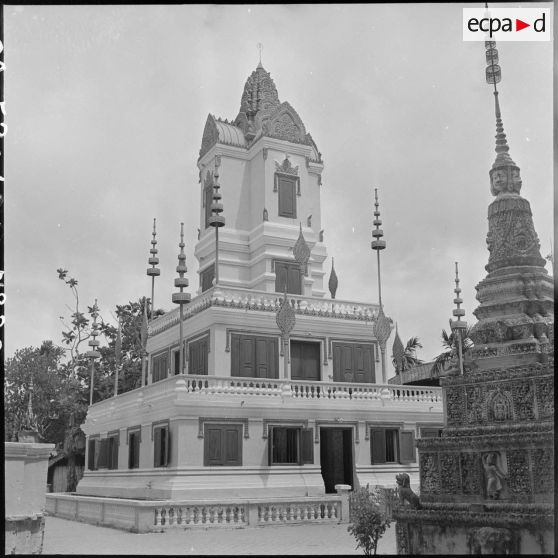Stupa monumental où sont conservées les reliques et les souvenirs du précédent samdach de l'ordre Maha Nikaya. [description provisoire]