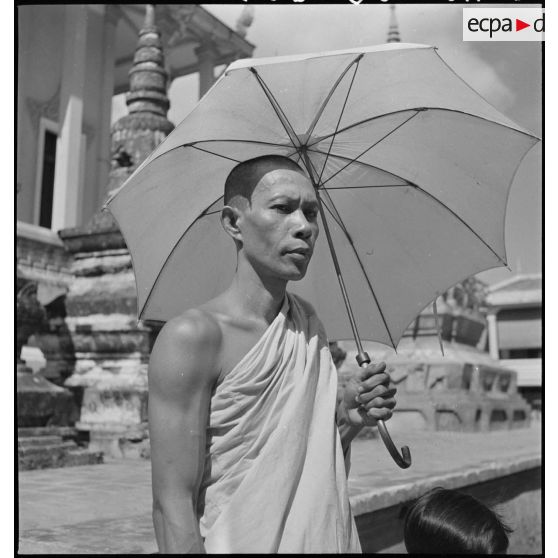 Le vénérable ban, de l'ordre Thomayout, devant le Wat Botum à Phnom Penh. [description provisoire]