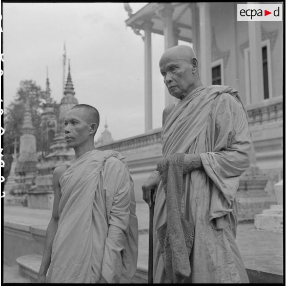 Le Samdach Ung Srey, chef de l'ordre Thomayout et son subordonné, le vénérable Ban, lors de l'ouverture de la fête au Wat Botum de Phnom Penh. [description provisoire]