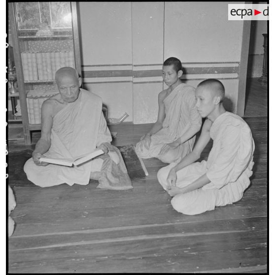 Lecture des satras par le Samdach Ung Srey au Wat Botum de Phnom Penh. [description provisoire]