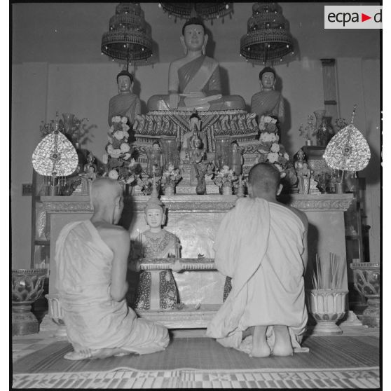 Deux bonzes en prière au Wat Botum de Phnom Penh. [description provisoire]