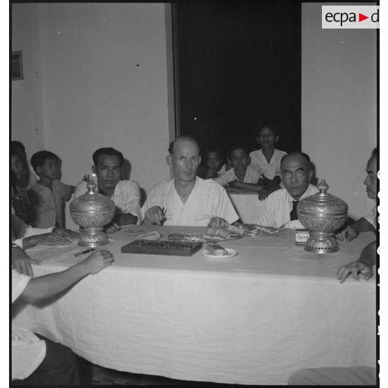 Le bureau du patronage de la fête au Wat Botum de Phnom Penh. [description provisoire]