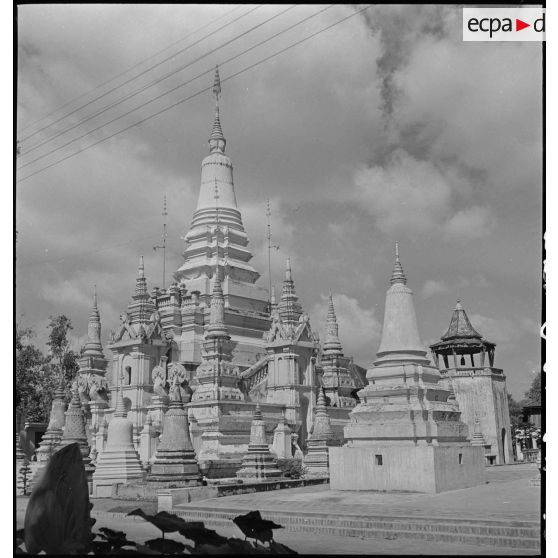 Stupas et pagodon abritant la cloche rituelle du Wat Botum à Phnom Penh. [description provisoire]