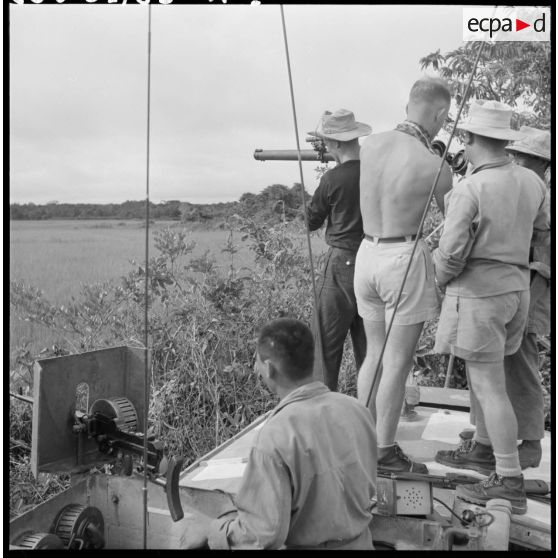 Chargement d'un canon de 57 mm sans recul sur une vedette blindée du 4e régiment de Dragons (4e RD) au cours de l'opération Rivière.