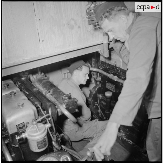 Des dragons du 4e régiment de dragons aux machines d'une vedette blindée pendant l'opération Rivière.