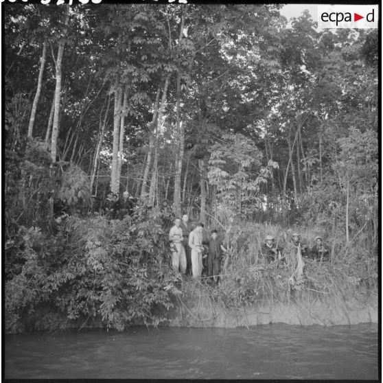 Le lieutenant Malfait du 4e régiment de dragons accoste et prend contact avec le commando 12 qui garde le large au sud de Dau Tieng au cours de l'opération Rivière.