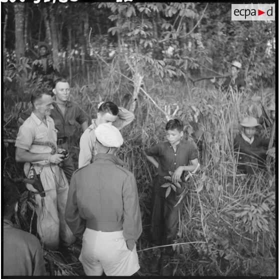 Le lieutenant Malfait du 4e régiment de dragons accoste et prend contact avec le commando 12 qui garde le large au sud de Dau Tieng au cours de l'opération Rivière.