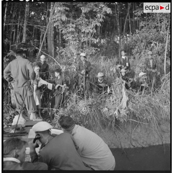 Le lieutenant Malfait du 4e régiment de dragons accoste et prend contact avec le commando 12 qui garde le large au sud de Dau Tieng au cours de l'opération Rivière.