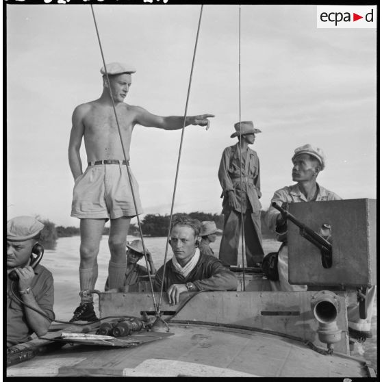 Le lieutenant Malfait, commandant le peloton de reconnaissance de vedettes blindées 4e régiment de dragons, donne des instructions au tireur à bord, au cours de l'opération Rivière. [description provisoire]