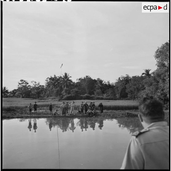 Passage du convoi de vedettes blindées du 4e régiment de dragons devant un commando caodaïste.