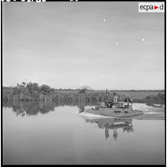 Une vedette de reconnaissance du 4e régiment de dragons précède le convoi Michelin sur la rivière de Saigon, au cours de l'opération Rivière. [description provisoire]