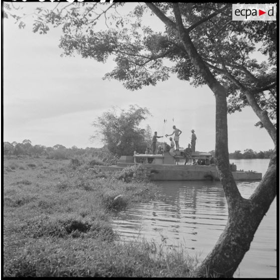 Une vedette blindée 4e régiment de dragons en observation sur une rive de la rivière de Saigon.