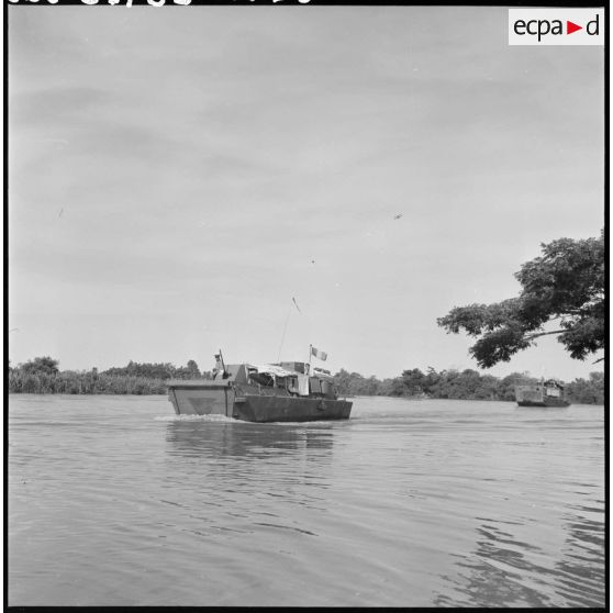 Des bâtiments d'une dinassaut fluviale sécurisent le convoi Michelin sur la rivière de Saigon.