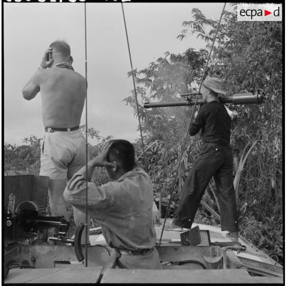 Tir d'un canon de 57 mm sans recul sur une vedette blindée du 4e régiment de Dragons (4e RD) au cours de l'opération Rivière.