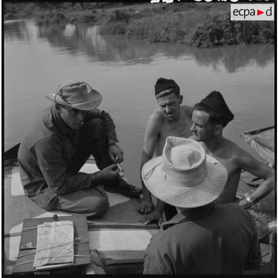 L'équipage d'une vedette du 4e régiment de dragons discute à son bord.