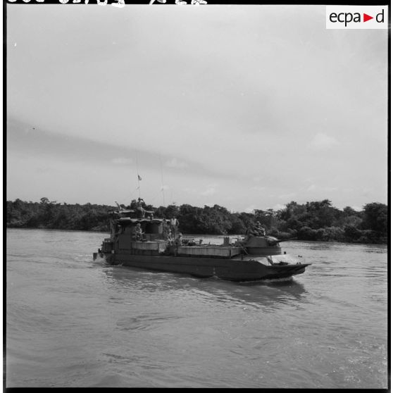 Le bâtiment cuirassé LCM Monitor participant à l'escorte des jonques Michelin sur la rivière de Saigon.