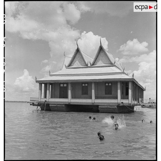 La maison flottante sur le Mékong à Phnom Penh. [description provisoire]