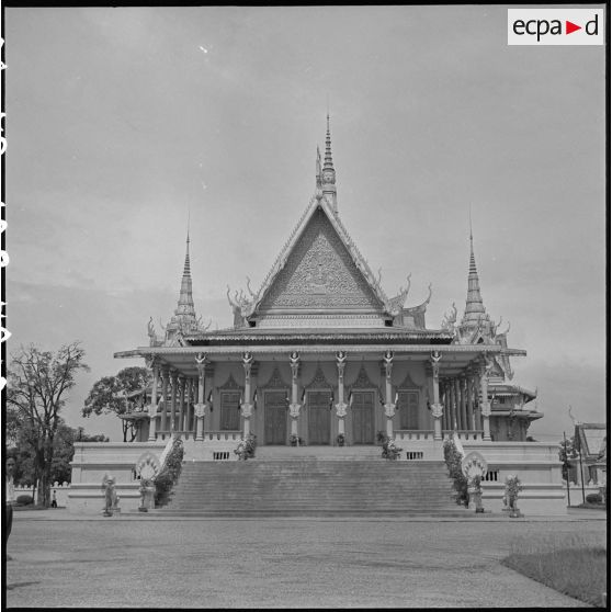 Entrée principale du Palais royal à Phnom Penh. [description provisoire]