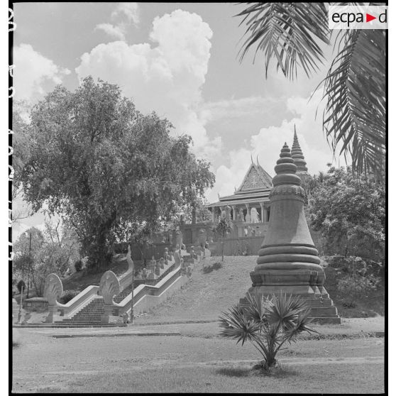 Escalier menant au Wat Phnom à Phnom Penh. [description provisoire]
