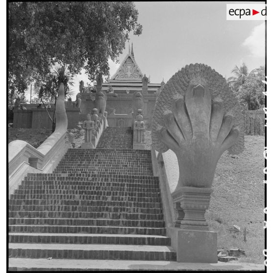 Sculpture de nâga au pied de l'escalier du Wat Phnom à Phnom Penh. [description provisoire]