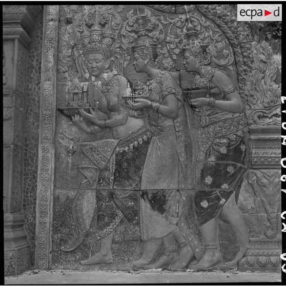 Bas-relief du monument commémoratif du traité franco-siamois au temple de Wat Phnom à Phnom Penh. [description provisoire]