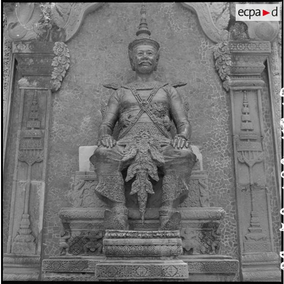 Statue du roi du Cambodge Sisowath du monument commémoratif du traité franco-siamois au temple de Wat Phnom à Phnom Penh. [description provisoire]