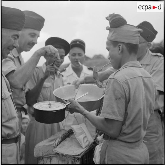Arrivée baroque de la course un jour de fête sur le camp d'instruction n°2 de l'Armée nationale vietnamienne de Soctrang.