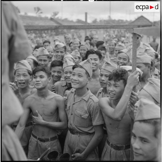 Des jeunes conscrits de l'Armée nationale vietnamienne attendent l'arrivée de la course au trésor un jour de fête sur le camp d'instruction n°2 de Soctrang. [description provisoire]