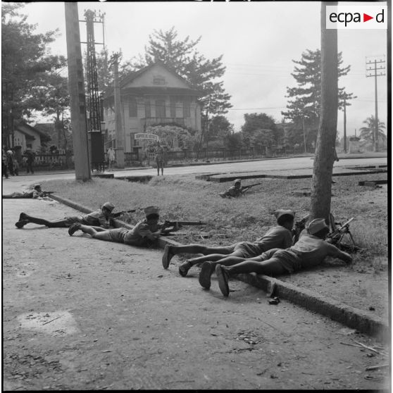 Instruction au combat dans les rues de la ville pour les appelés du camp d'instruction de l'Armée nationale vietnamienne n°2 de Soctrang. [description provisoire]