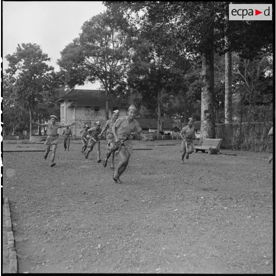 Instruction au combat dans les rues de la ville pour les appelés du camp d'instruction de l'Armée nationale vietnamienne n°2 de Soctrang. [description provisoire]
