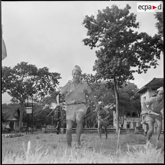 Instruction au combat dans les rues de la ville pour les appelés du camp d'instruction de l'Armée nationale vietnamienne n°2 de Soctrang. [description provisoire]