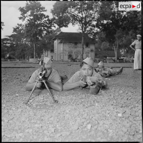 Instruction au combat dans les rues de la ville pour les appelés du camp d'instruction de l'Armée nationale vietnamienne n°2 de Soctrang. [description provisoire]