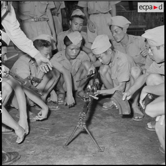 Instruction sur le fonctionnement du fusil mitrailleur Bren pour les appelés du camp d'instruction de l'Armée nationale vietnamienne n°2 de Soctrang.