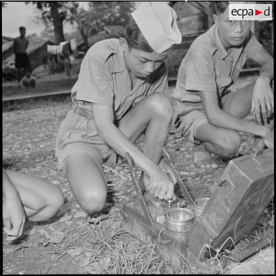 Réglage d'un appareil par un appelé du camp d'instruction de l'Armée nationale vietnamienne n°2 de Soctrang. [description provisoire]
