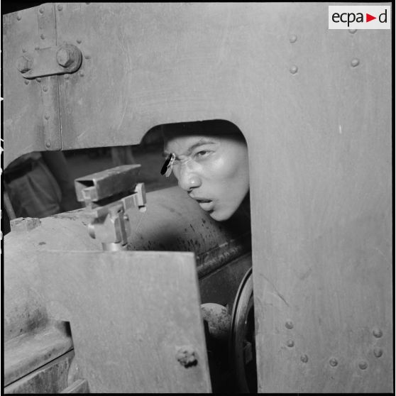 Instruction de la section d'artillerie au camp d'instruction de l'Armée nationale vietnamienne n°2 de Soctrang. [description provisoire]