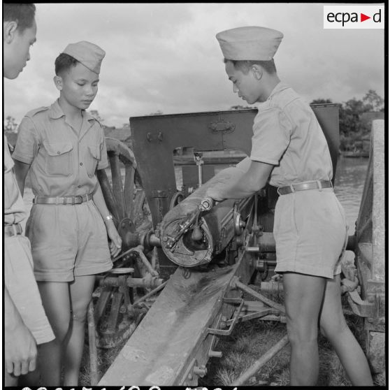 Instruction de la section d'artillerie au camp d'instruction de l'Armée nationale vietnamienne n°2 de Soctrang.