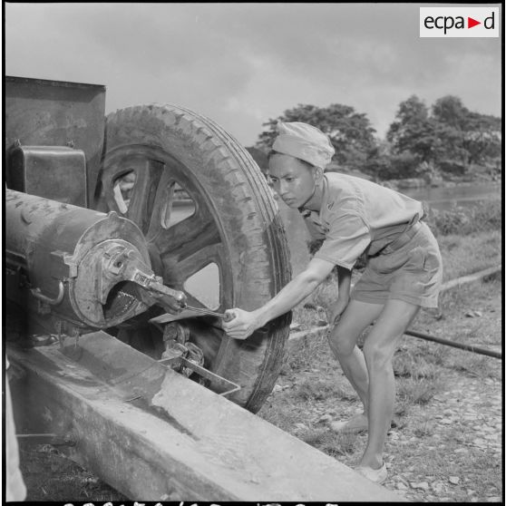 Instruction de la section d'artillerie au camp d'instruction de l'Armée nationale vietnamienne n°2 de Soctrang. [description provisoire]