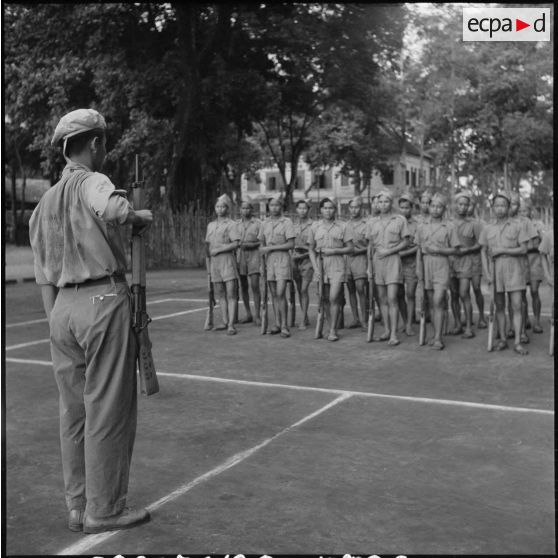 Instruction d'appelés au camp d'instruction de l'Armée nationale vietnamienne n°2 de Soctrang. [description provisoire]