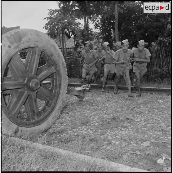 Instruction de la section d'artillerie au camp d'instruction de l'Armée nationale vietnamienne n°2 de Soctrang. [description provisoire]