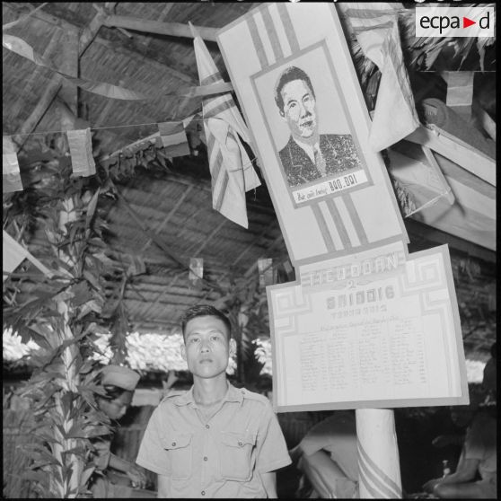 Le portait de Sa Majesté Bao Dai réalisé en grains de riz par un jeune appelé du camp d'instruction n°2 de Soctrang. [description provisoire]