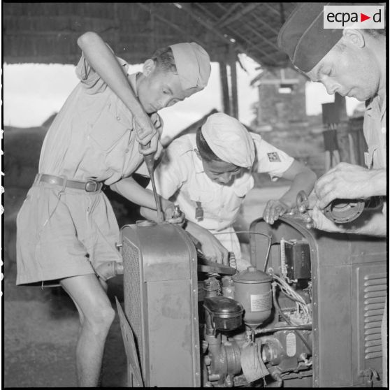 Réparation d'un groupe électrogène au camp d'instruction de l'Armée nationale vietnamienne n°2 de Soctrang. [description provisoire]