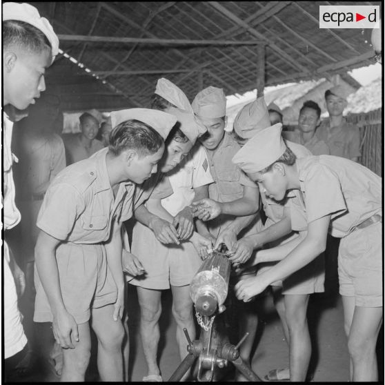 Etude d'une mitrailleuse Vickers par des appelés du camp d'instruction n°2 de Soctrang. [description provisoire]