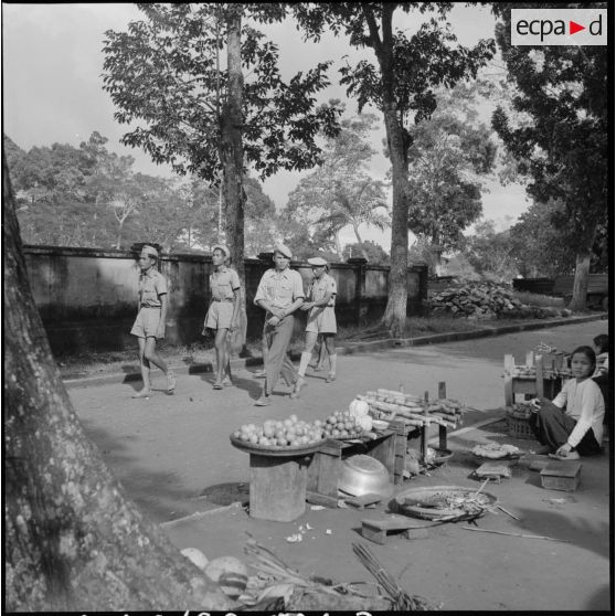 Patrouille en ville d'appelés du camp d'instruction de l'Armée nationale vietnamienne n°2 de Soctrang. [description provisoire]
