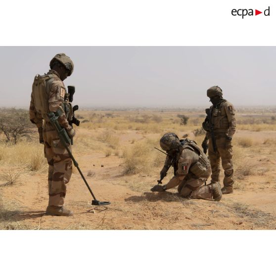 Des sapeurs du 13e régiment du génie (RG) sondent le sol dans le secteur du Liptako, au Niger.