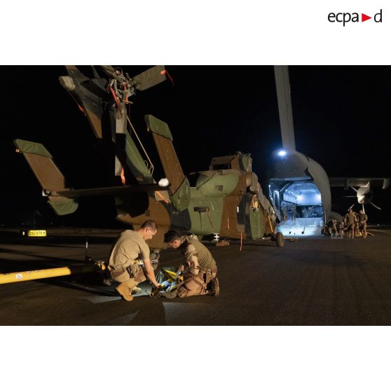 Préparation à l'embarquement d'un hélicoptère Tigre EC-665 HAD B2 à bord d'un avion A400 M Atlas sur l'aérodrome de Gao, au Mali.